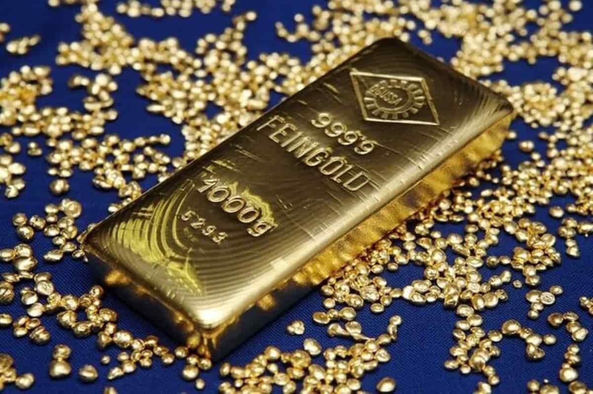 یک شمش طلا که اطراف آن مقدار زیادی گوی طلا ریخته شده