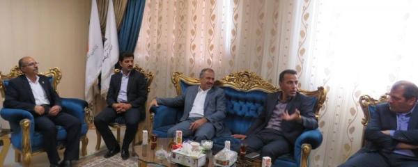بازدید مدیر استانی بانک ایران زمین از کارخانه کاشی میبد